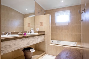 Suite Alquimista | Bathroom | Designer toiletries, hair dryer, towels, soap - Pousada Casa Búzios (Búzios)