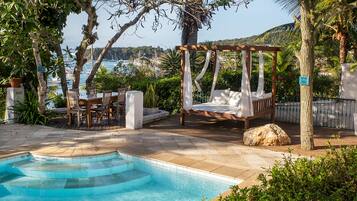 室外泳池;泳池傘、躺椅