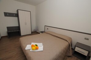 Minibar, caja de seguridad en la habitación y escritorio 