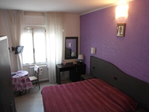 Minibar, in-room safe, desk, free cribs/infant beds - Albergo Renato (Sesto San Giovanni)
