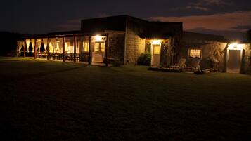 Bagian depan properti - sore/malam