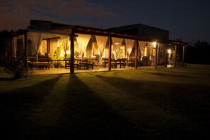Façade de l’hébergement  – soirée/nuit