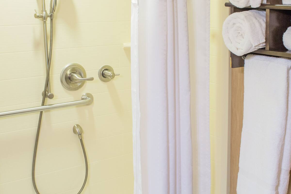 classic double room | bathroom | combined shower/bathtub, hair dryer, towels