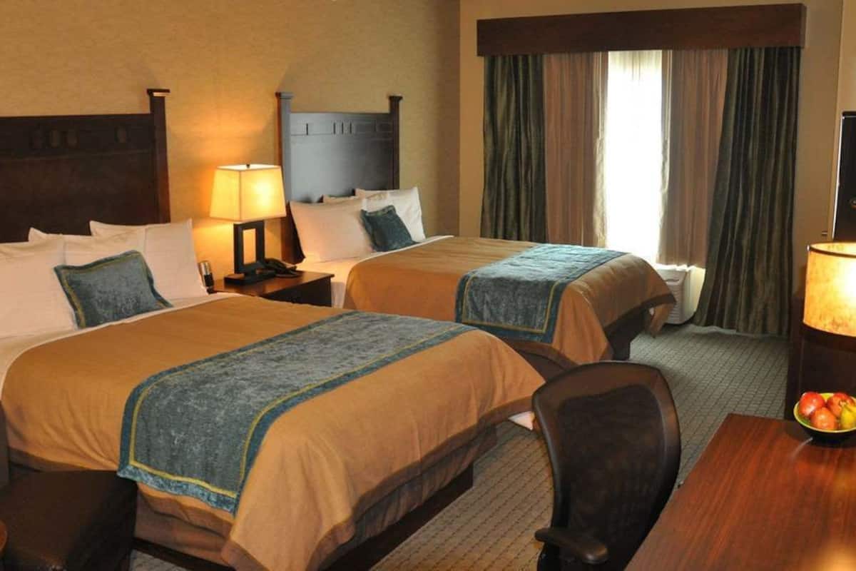 deluxe double room | 1 bedroom, in-room safe, desk, iron/ironing board