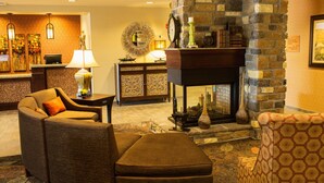 Eine Lobby mit Kamin, Sitzgelegenheiten und einer Rezeption.