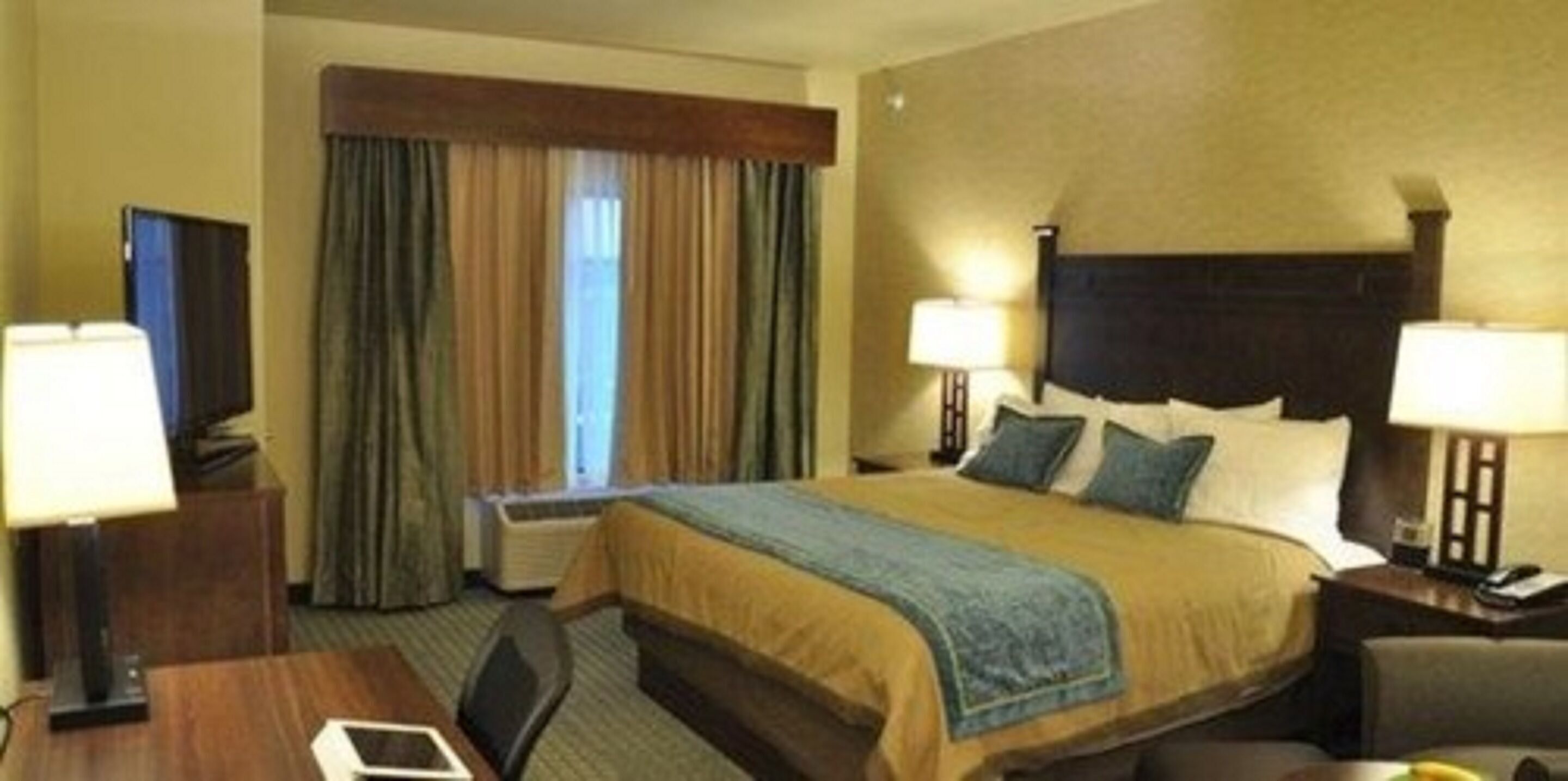 Premium bedding, soundproofing, iron/ironing board, free WiFi
