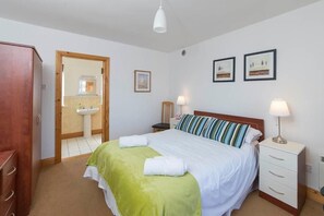 3 chambres, fer et planche à repasser, lits bébé (en supplément)