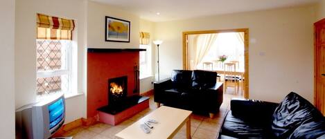 House, 3 Bedrooms | Living room