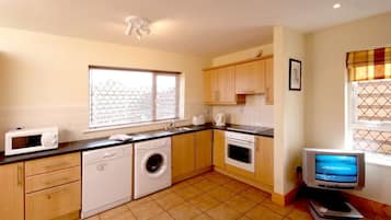 House, 3 Bedrooms | Private kitchen | Fridge, microwave, oven, stovetop