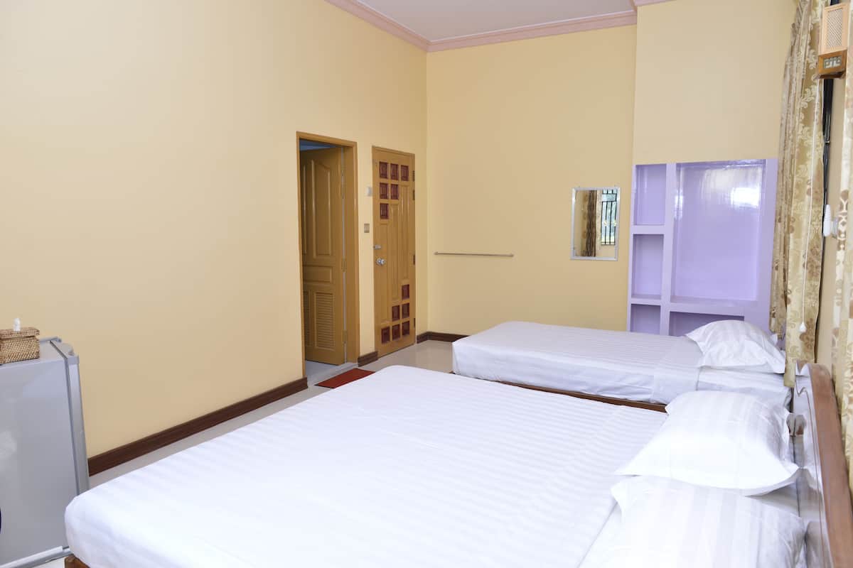 Family Room | Minibar, in-room safe, desk, blackout curtains