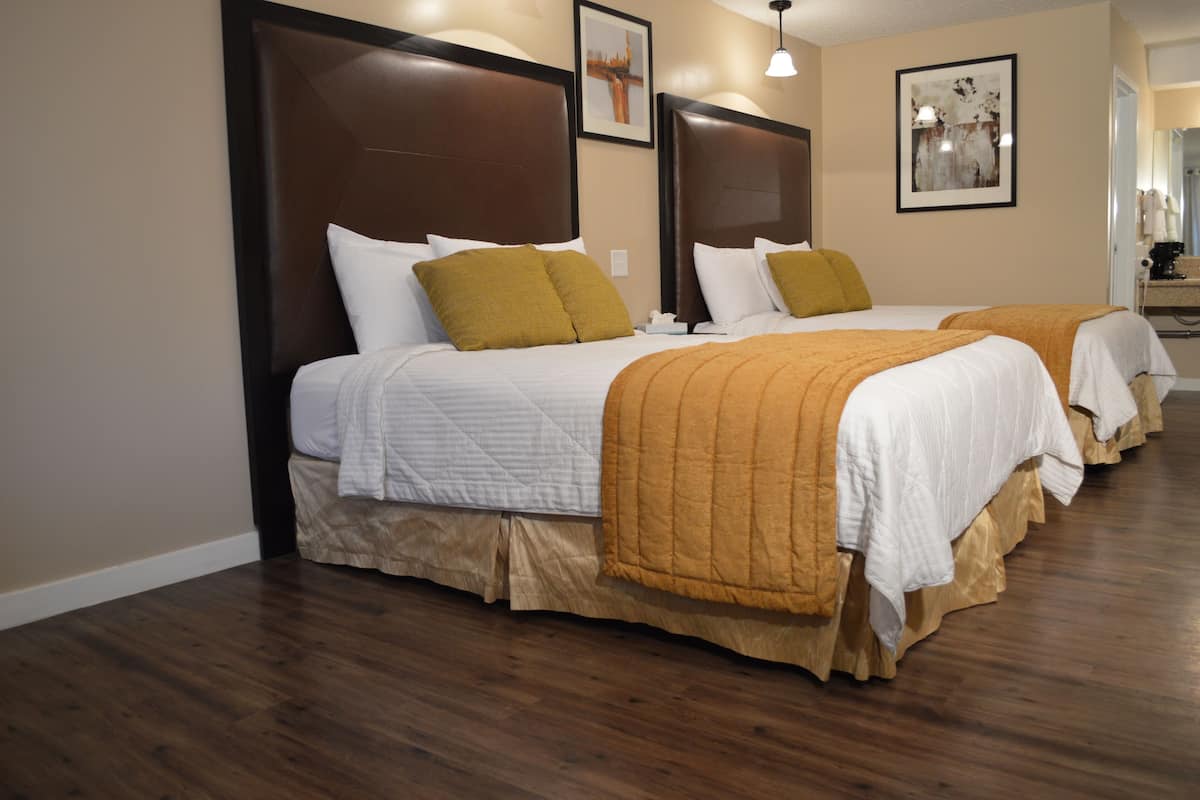 Habitación doble superior, 2 camas de matrimonio, frigorífico y microondas | Ropa de cama de alta calidad y colchones con acolchado adicional