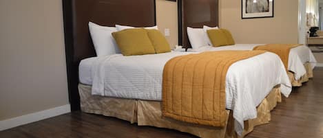 ห้องซูพีเรียดับเบิล, เตียงควีนไซส์ 2 เตียง, ตู้เย็นและไมโครเวฟ | เครื่องนอนระดับพรีเมียม, เตียงพร้อมฟูกเสริมที่นอน, โต๊ะทำงาน