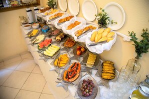 Free daily buffet breakfast - Pousada Casa da Praia (Búzios)