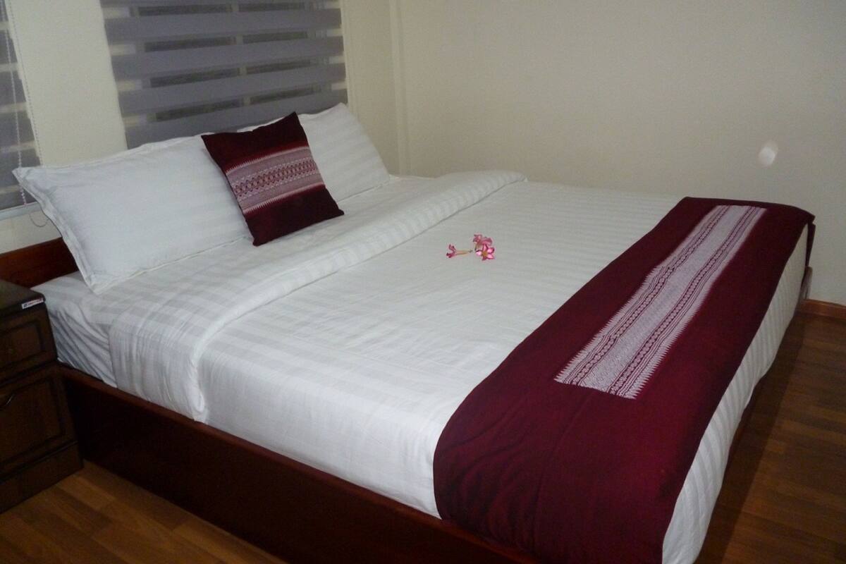 Kamar Standar | Minibar, brankas, meja kerja, dan tirai kedap cahaya