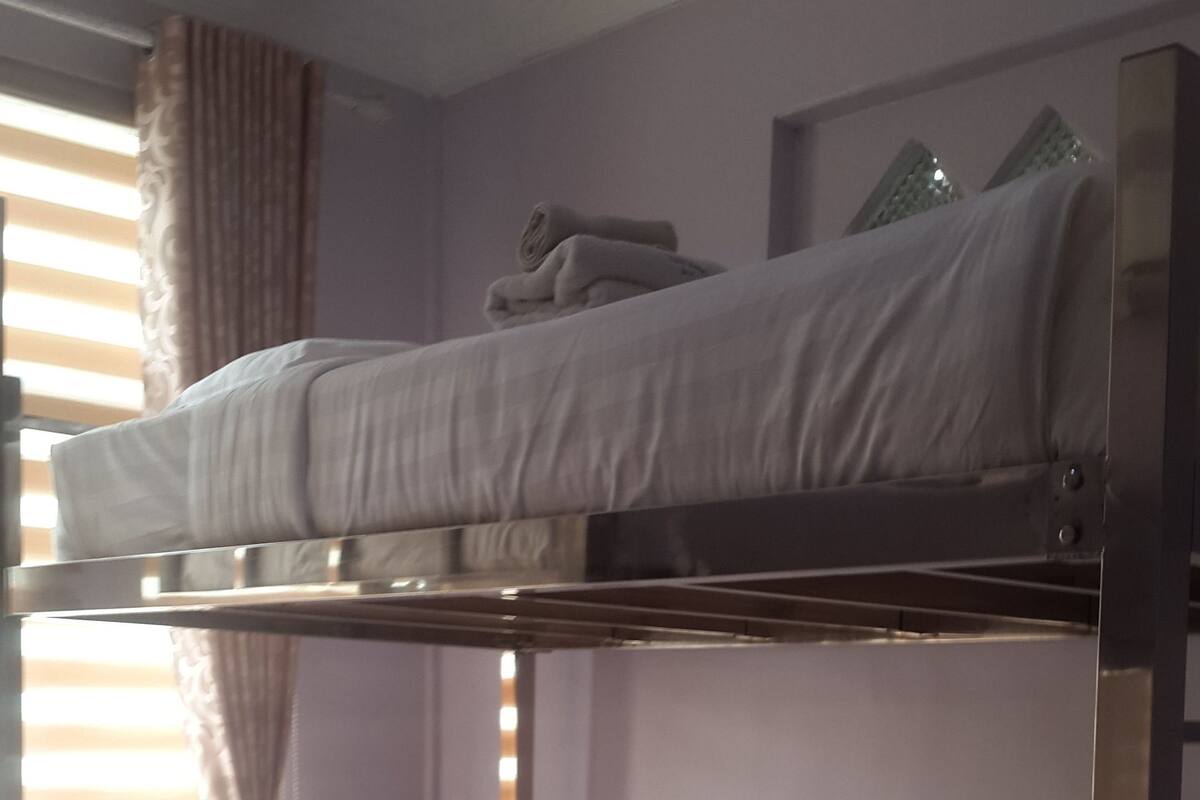 Minibar, caja de seguridad en la habitación y escritorio 