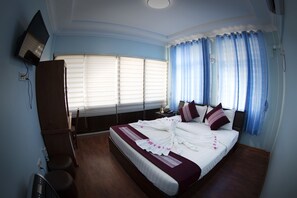 Minibar, in-room safe, desk, blackout drapes - Night Sweet Hotel (Mandalay)