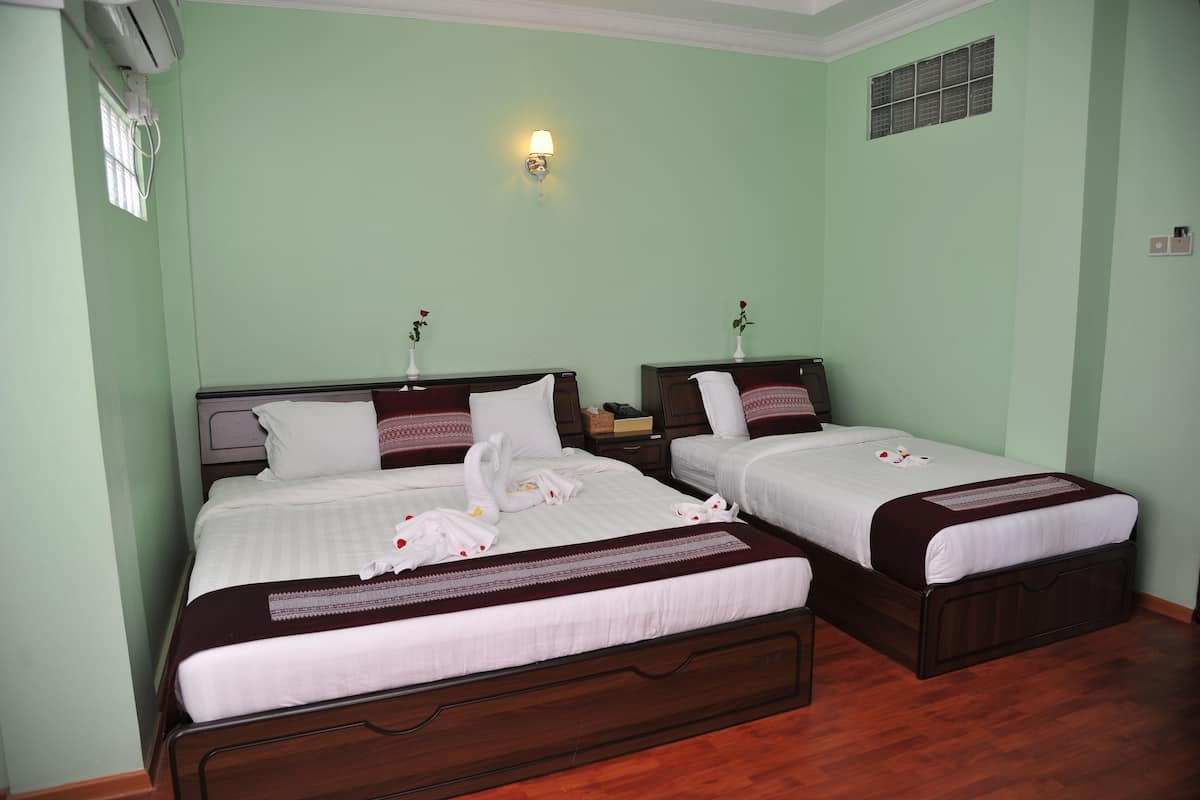 Kamar Keluarga | Minibar, brankas, meja kerja, dan tirai kedap cahaya