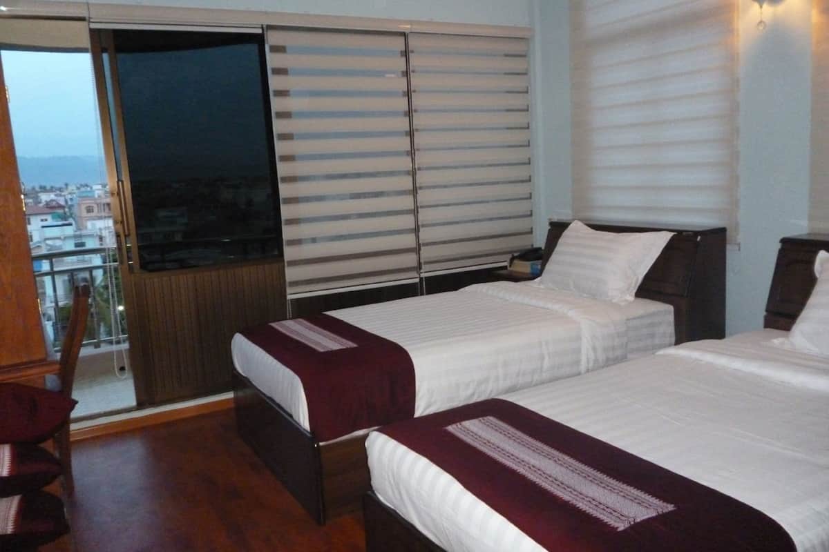 Kamar Deluks | Minibar, brankas, meja kerja, dan tirai kedap cahaya