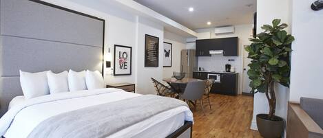 1 habitación, caja de seguridad en la habitación y escritorio