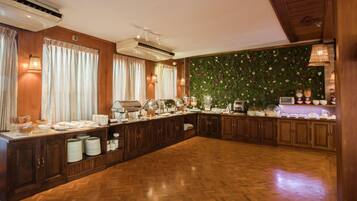 Free daily buffet breakfast