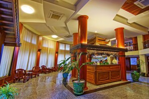 Lobby sitting area - Shwe Ingyinn Hotel (Mandalay)