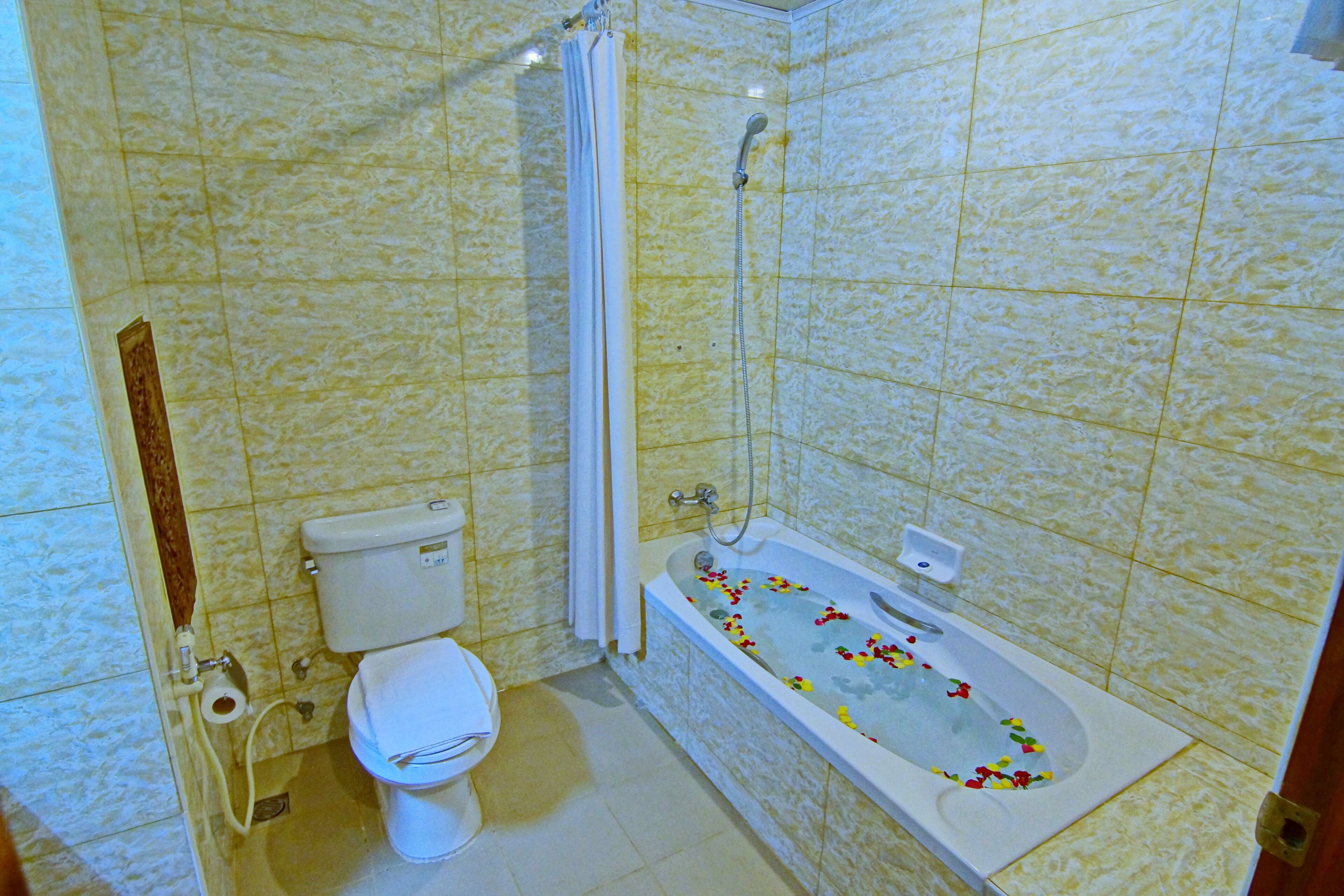 A bathroom with a toilet, shower, and bathtub.