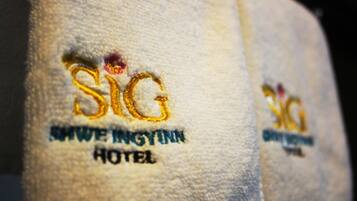 Primer plano de una toalla con bordado que dice "SIG" y "Hotel".