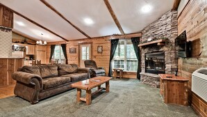 Fernseher, Kamin, DVD-Player