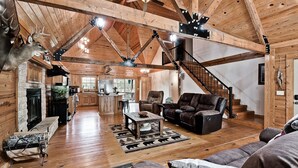 Luxury-Ferienhütte | Wohnbereich | Fernseher, Kamin, DVD-Player