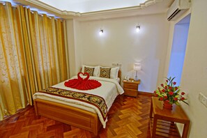 ميني بار وخزنة داخل الغرفة ومكتب وستائر تعتيم