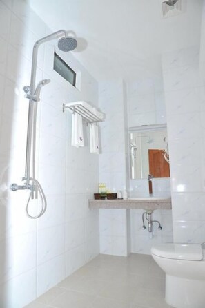 Shower, free toiletries, hair dryer, bathrobes - Hotel 76 (Mandalay)