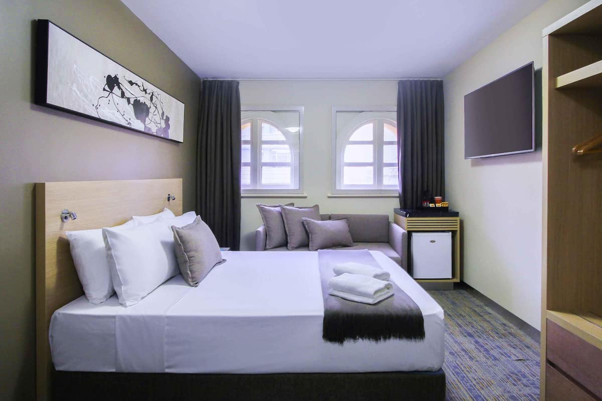 Superior-værelse - 1 queensize-seng | Pengeskab på værelset, mørklægningsgardiner