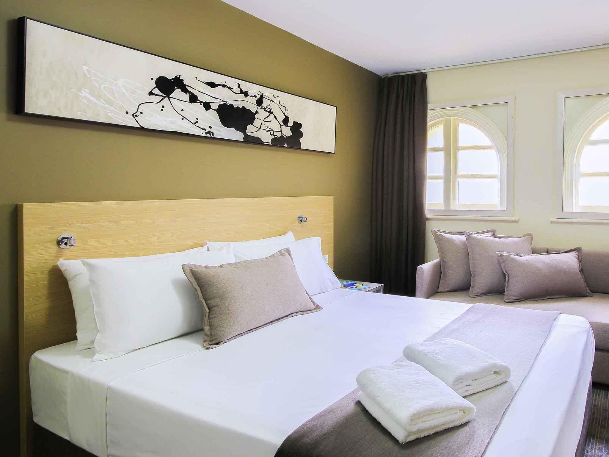 スーペリア ルーム クイーンベッド 1 台 | セーフティボックス (室内)、遮光カーテン、ベビーベッド、WiFi (無料)