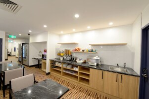 Se ofrece un desayuno bufé todos los días (por un coste adicional)