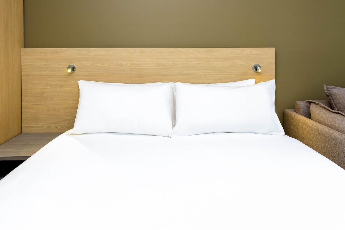 Standard Room, 1 Queen Bed