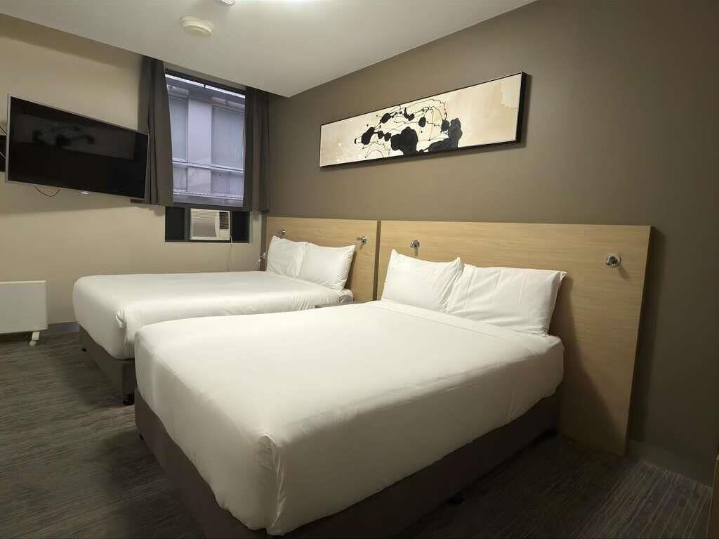 Habitación, 2 camas dobles, accesible en silla de ruedas (Wheelchair Accessible) | Caja fuerte, cortinas opacas, cunas (de pago) y wifi gratis