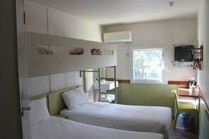 Habitación, varias camas | Escritorio, insonorización, tabla de planchar con plancha y wifi gratis 