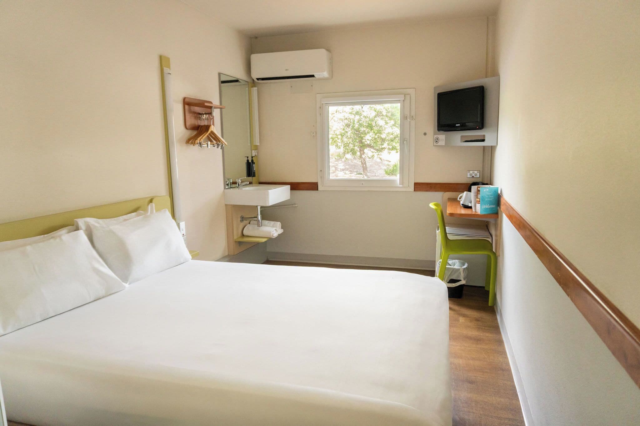 Standardzimmer, 1 Queen-Bett | Schreibtisch, schallisolierte Zimmer, Bügeleisen/Bügelbrett