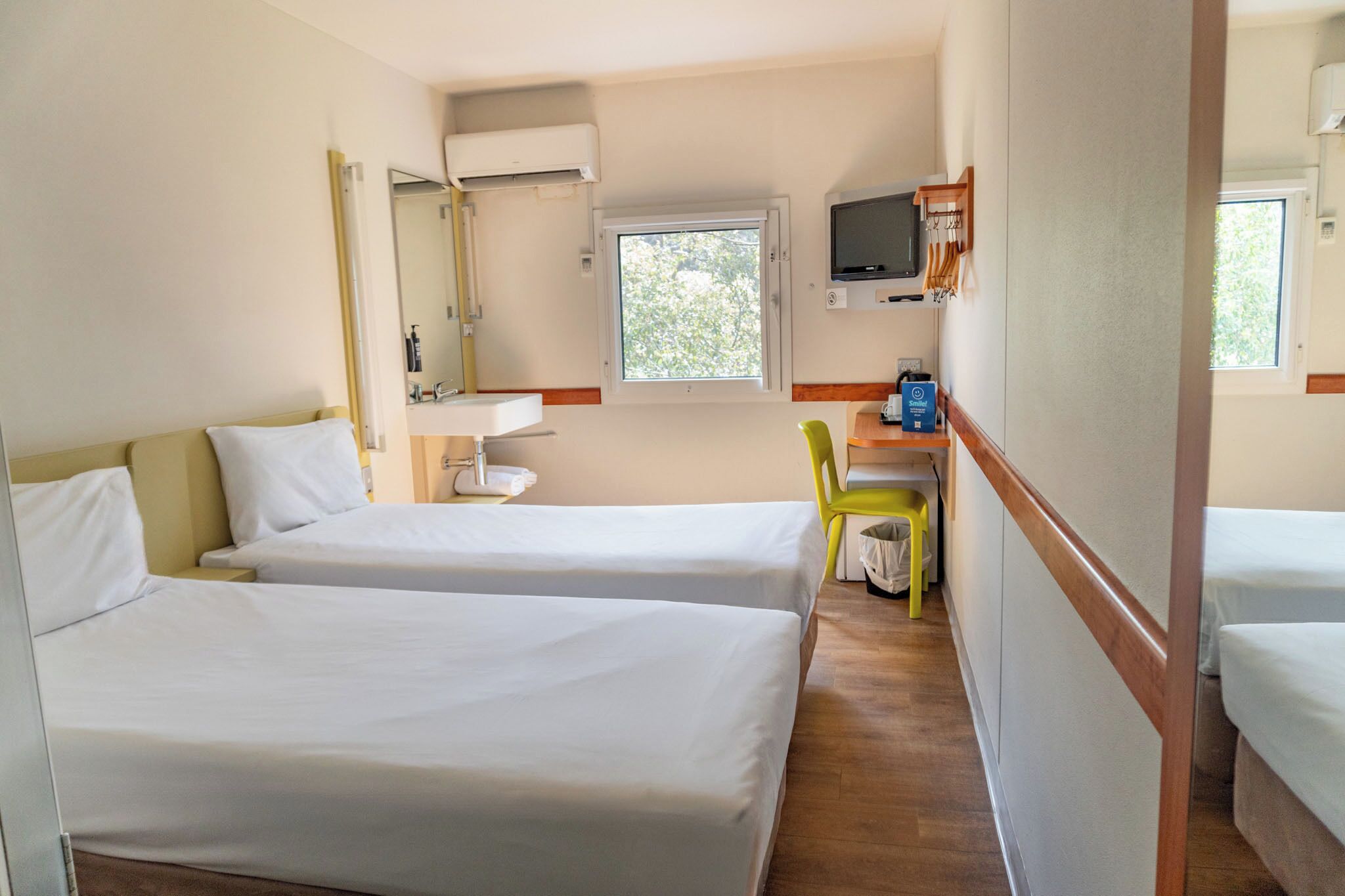 Standard Room, 2 Single Beds | Desk, soundproofing, iron/ironing board, free WiFi