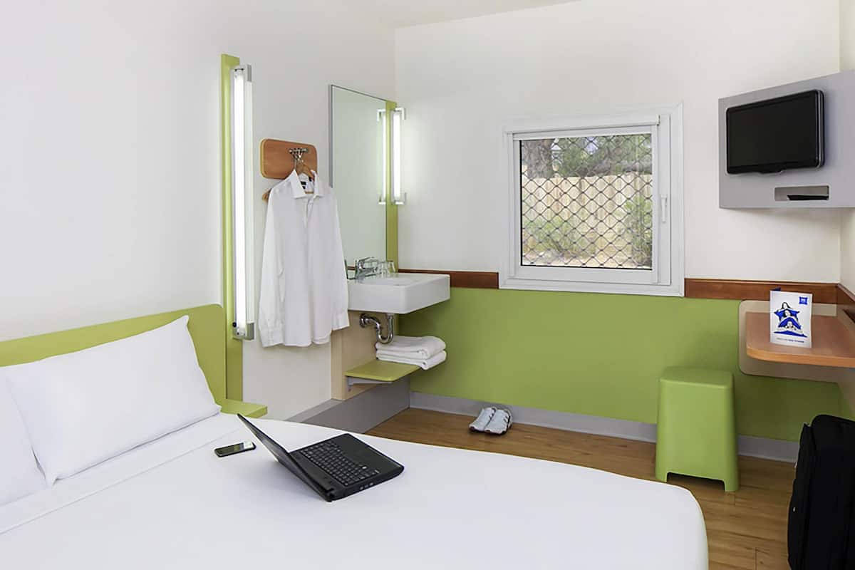 Standard Queen Room | Desk, soundproofing, iron/ironing board, free WiFi