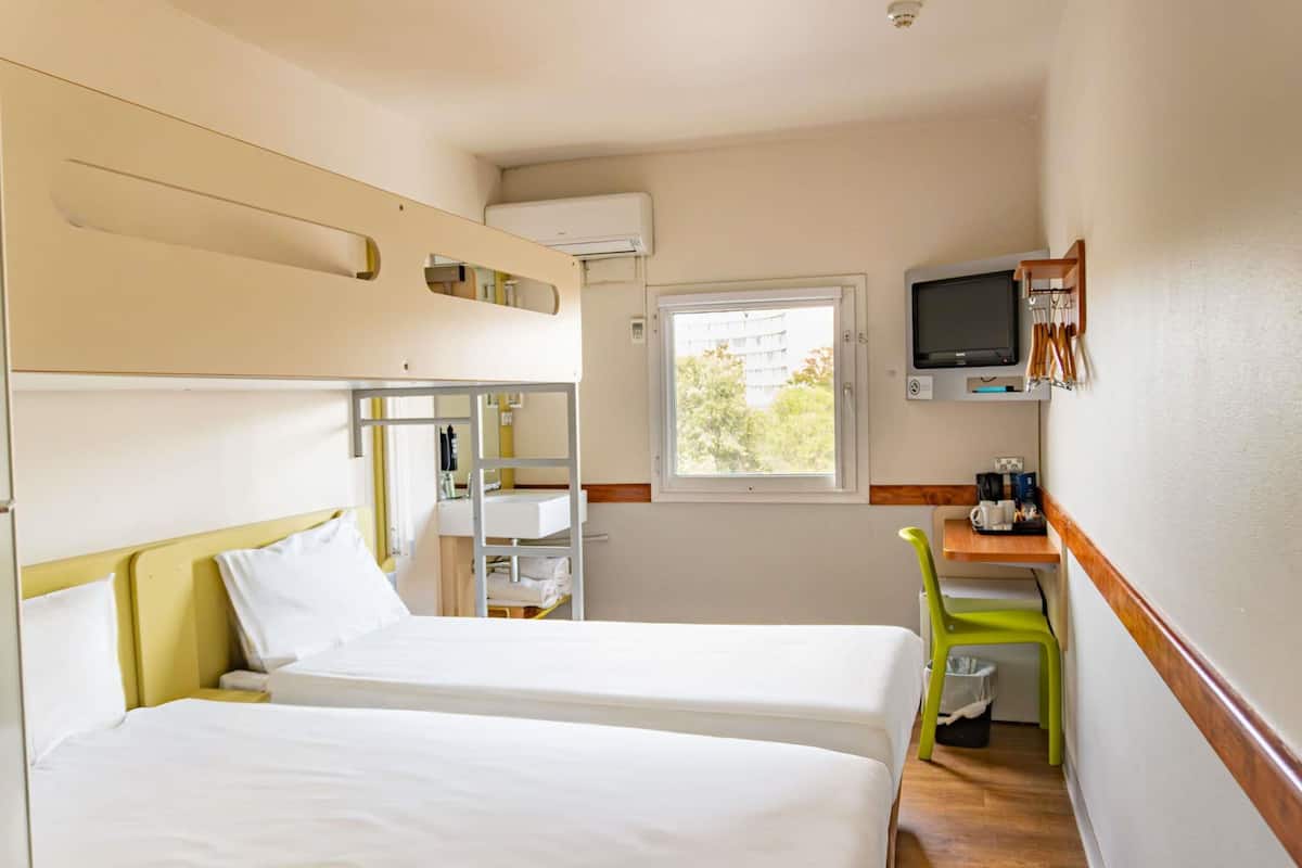 Twin Room with Bunk Bed | Desk, soundproofing, iron/ironing board, free WiFi