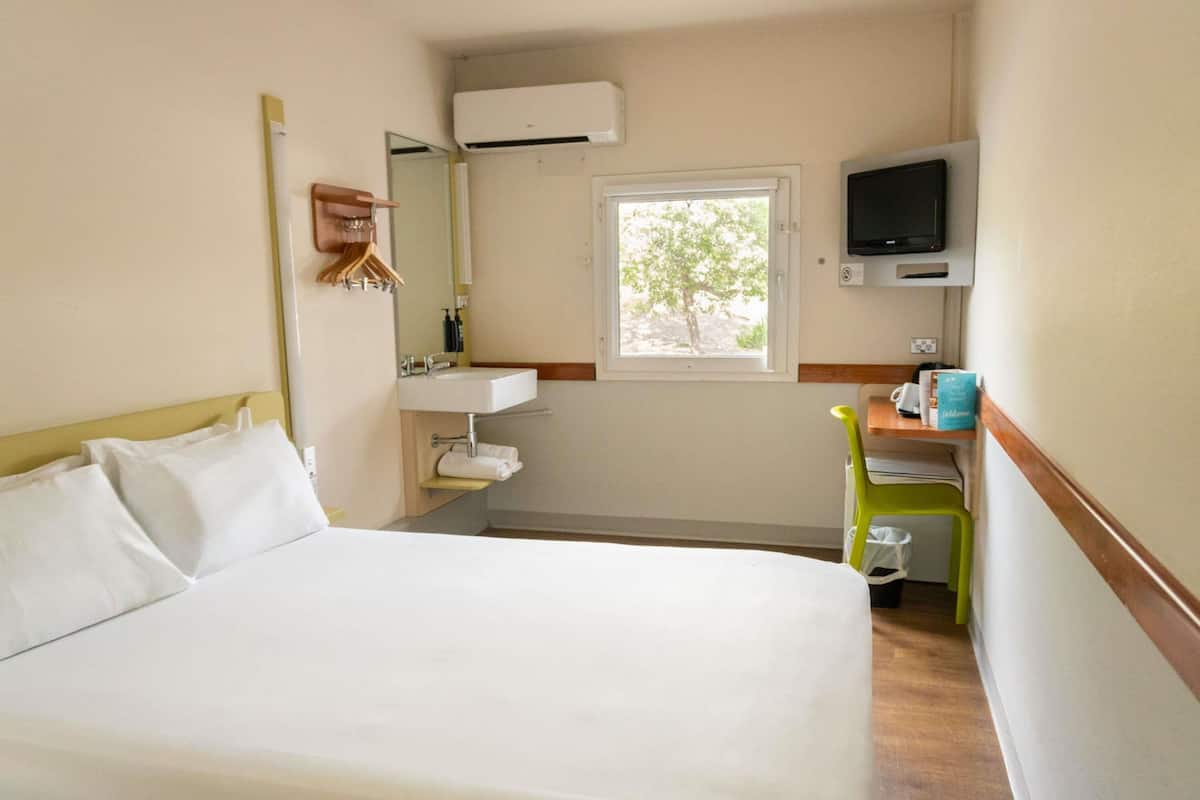 Habitación estándar, 1 cama Queen size | Escritorio, insonorización, tabla de planchar con plancha y wifi gratis