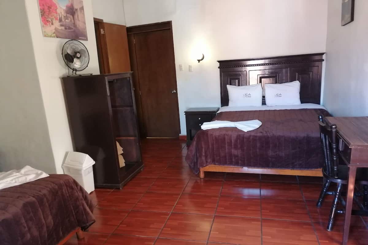 Escritorio, tabla de planchar con plancha, wifi gratis y ropa de cama
