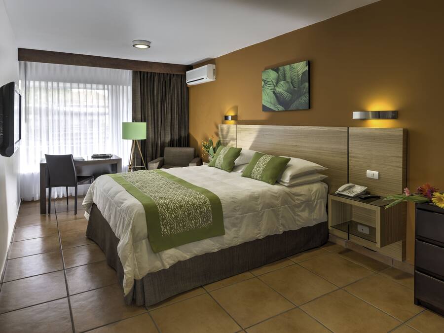 Executive Suite | Premium bedding, down duvets, Select Comfort beds, in-room safe