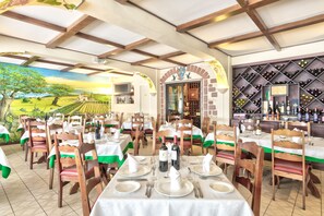 ランチ、ディナーに営業
