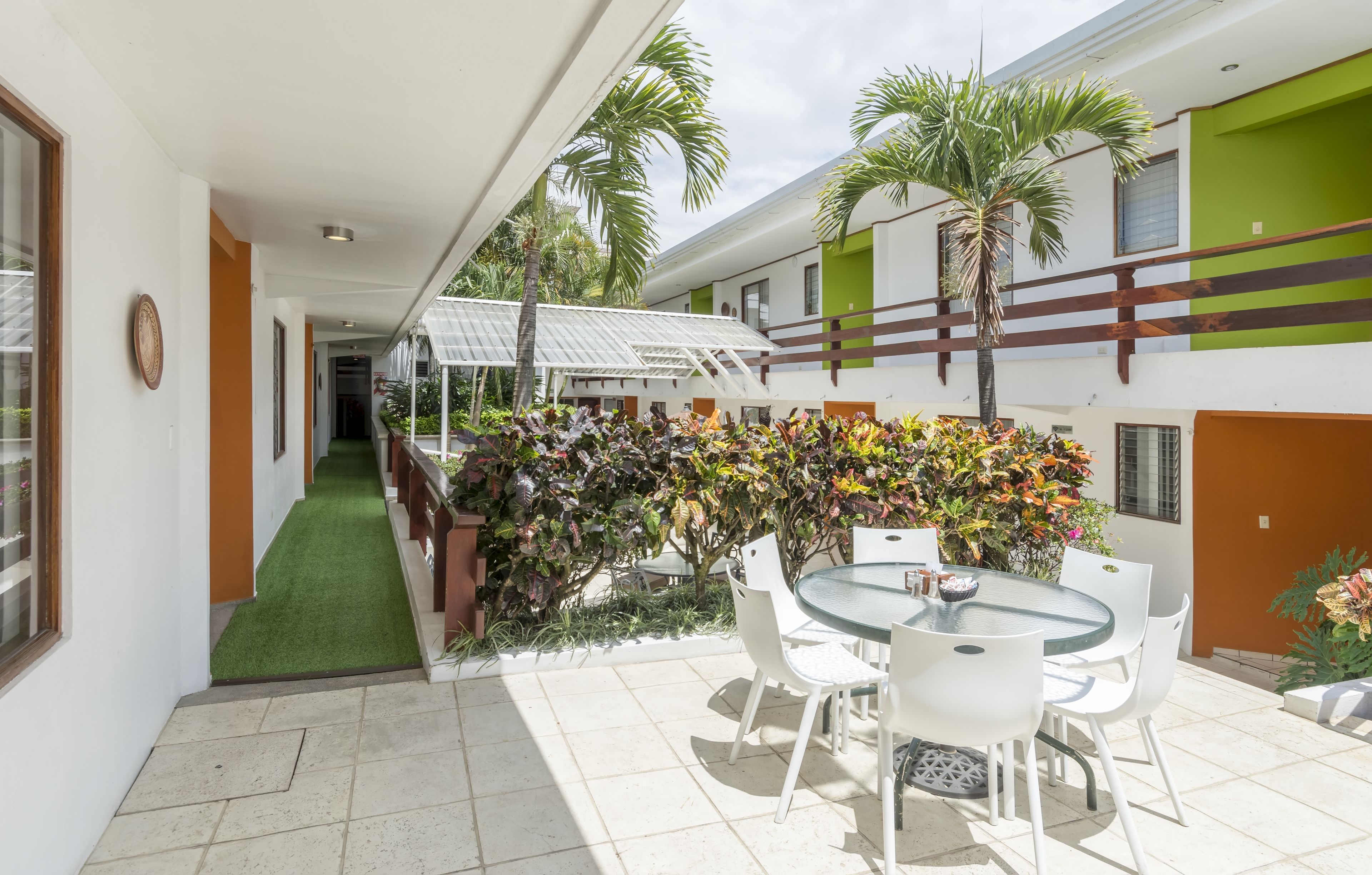 Se sirven almuerzos, cenas y cocina internacional 