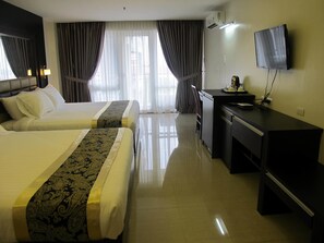 Premium Room (King) | Individually furnished, desk, bed sheets