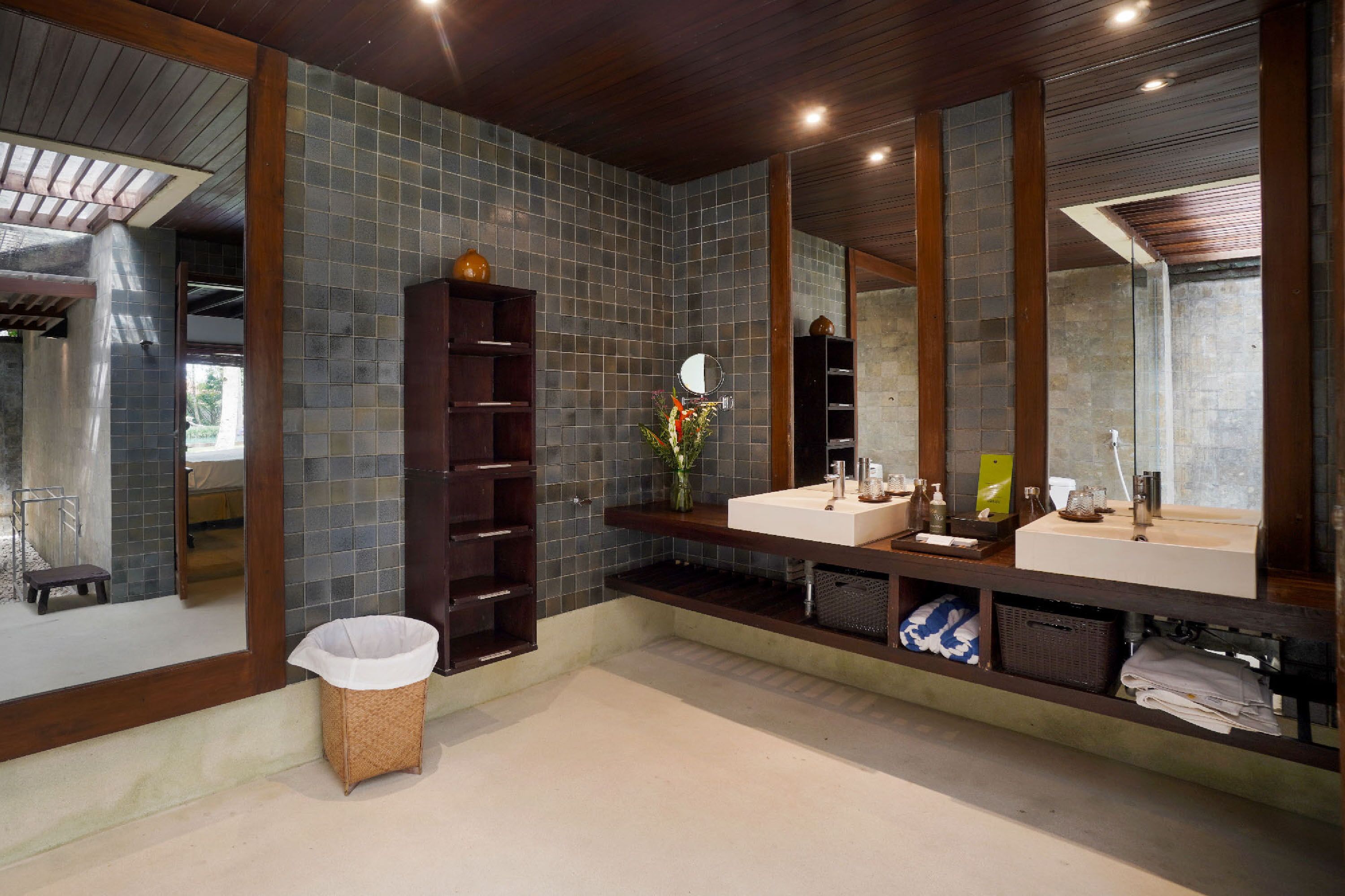 Huvila, 4 makuuhuonetta, yksityinen uima-allas, näköala puutarhaan | Kylpyhuone | Erillinen kylpyamme ja suihku, sadesuihkupää, ilmaiset hygieniatuotteet