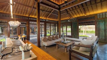 Villa, 4 Schlafzimmer, eigener Pool, Gartenblick | Wohnbereich | 32-Zoll-Flachbildfernseher mit Satellitenempfang, LED-Fernseher