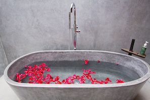 Aromatherapy, Thai massages, sports massages, body scrubs, facials - Puri Tupai (Ubud)